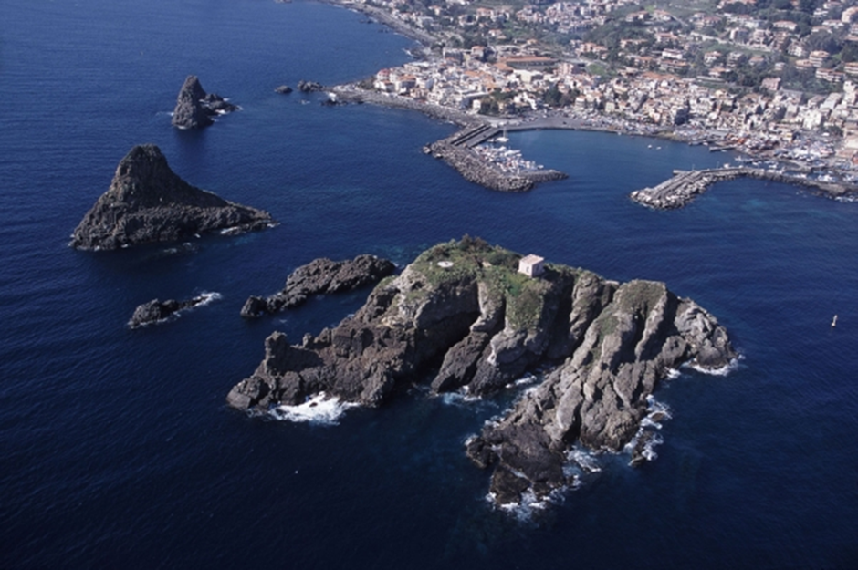 "Lachea" Island and Faraglioni Nature Reserve, and "Isole Ciclopi" Marine Protected Area. @naturaitalia.it