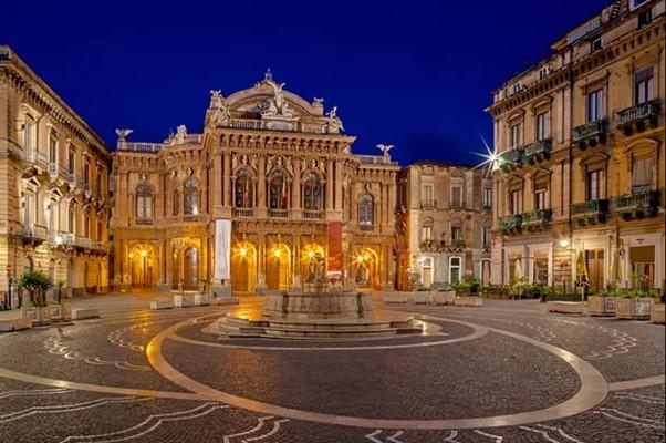 Piazza Teatro Massimo Bellini. Here is located the Massimo Bellini Theater, inaugurated in 1890, and today the driving force of music life in Catania.  ®italia.it