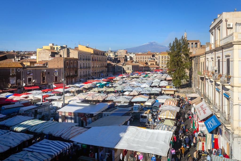 The market in Piazza Carlo Alberto, popularly called "Fera 'o Luni", or "Monday Fair" is - together with the fish market - the oldest market in Catania. Every morning except Sunday, and also on Saturday afternoon. ®bebacanthus.it