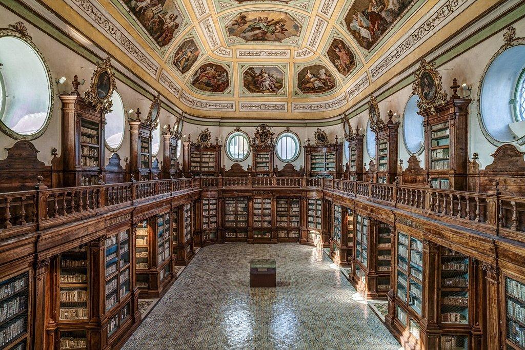 Municipal Benedictine library at the Benedictine Monastery. ®FAI