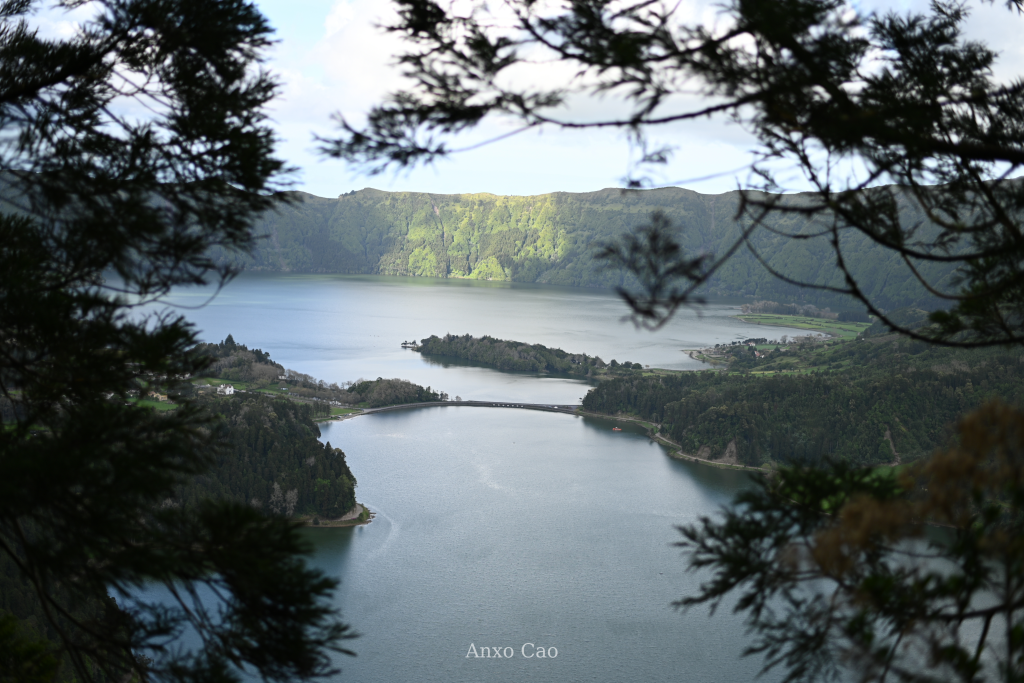 Lagoa das Sete Cidades - "Lagoon of the Seven Cities" - It is a twin lake. It consists of two small, ecologically different lakes connected by a narrow strait, which is nowadays, crossed by a bridge.