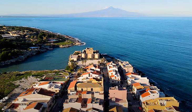 The southernmost point of the Gulf of Catania is located in Brucoli. @nauticareport.it